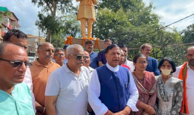 डॉ. यशवंत सिंह परमार की जयंती के मौके पर डॉ राजीव बिंदल समेत कार्यकर्ताओं की ओर से अर्पित की गई पुष्पांजलि