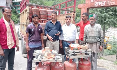 समेज में प्रभावित परिवारों को मुफ्त गैस कनेक्शन किये प्रदान