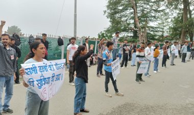 एसएफआई ने  छात्र मांगों को लेकर विश्वविद्यालय में किया धरना प्रदर्शन