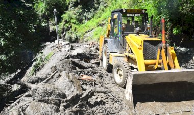 डमरोली में डीसी एसपी ने लिया स्थिति का जायजा,  लोक निर्माण विभाग को आज शाम तक सड़क बहाल करने के दिए निर्देश