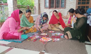 सफलता की कहानी.. वेस्ट से बैस्ट तैयार कर कोठी गांव की महिलाओं ने अपनाई आत्मनिर्भरता की राह