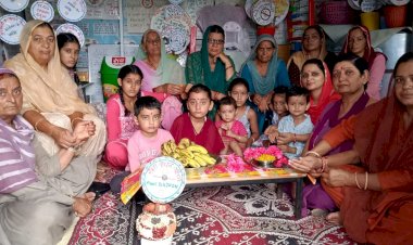 गर्भवती महिलाओं, धात्री माताओं और किशोरियों को आंगनबाड़ी कार्यकर्ताओं ने बांधे रक्षा सूत्र