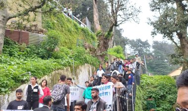 एसएफआई  ने विश्वविद्यालय में चीफ वार्डेन कार्यालय के बाहर  किया धरना प्रदर्शन