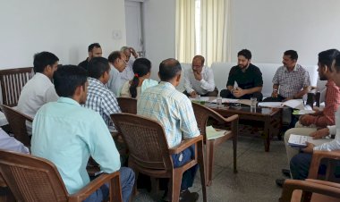 उपायुक्त ने धर्मपुर क्षेत्र की तहसीलों व उप तहसीलों का किया औचक निरीक्षण