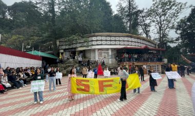 एसएफआई संजौली इकाई द्वारा विभिन्न  छात्र मुद्दों को लेकर संजौली महाविद्यालय  मे  किया धरना प्रदर्शन