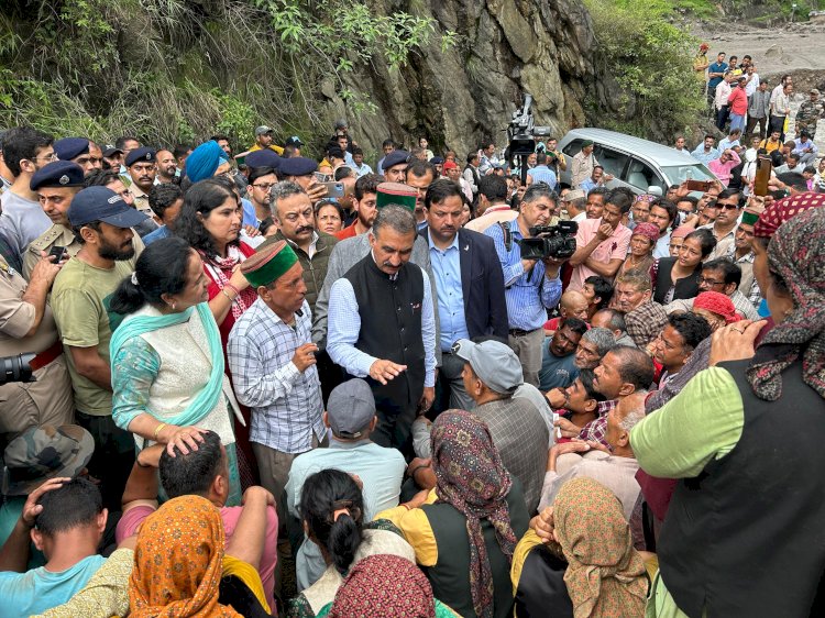 मुख्यमंत्री ने आपदा प्रभावित समेज का दौरा किया,  प्रभावितों को फौरी राहत के रूप में 50 हजार और किराए पर मकान के लिए 5000 रुपये की घोषणा