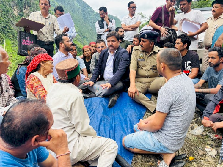 डीसी, एसपी ने प्रभावितों के साथ जमीन पर बैठकर की समीक्षा,  करीब ढाई घंटे तक लोगों के साथ की विस्तृत बैठक