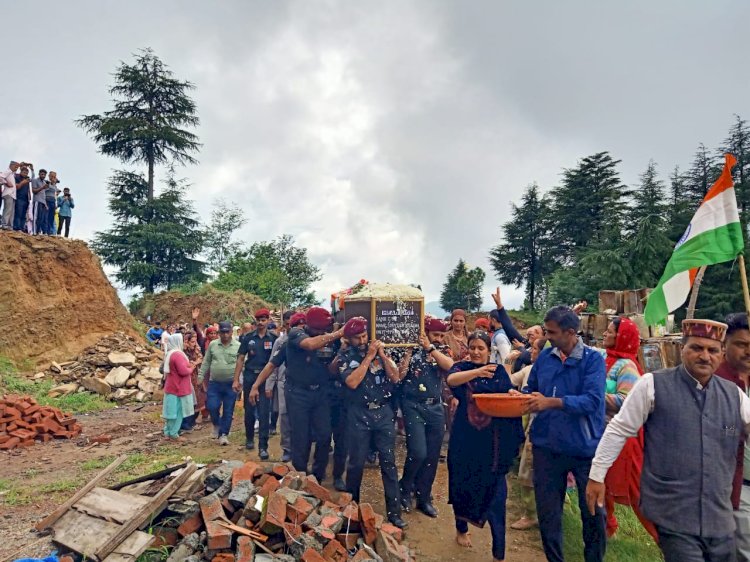 शहीद प्रवीण शर्मा को दी सैन्य सम्मान अश्रुपूर्ण विदाई..    शहीद प्रवीण शर्मा अमर रहे के नारों से गूंज उठा पाहलु गांव