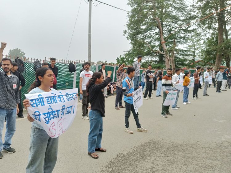 एसएफआई ने  छात्र मांगों को लेकर विश्वविद्यालय में किया धरना प्रदर्शन