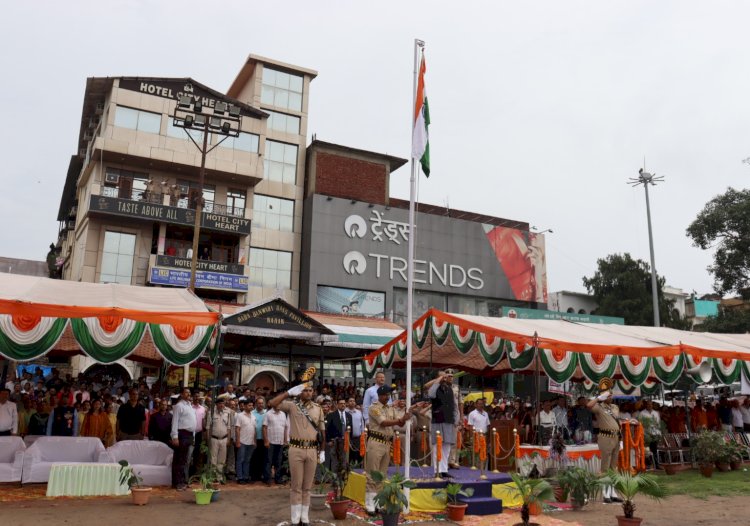 ग्रामीण विकास एवं पंचायती राज मंत्री अनिरुद्ध सिंह ने ध्वाजारोहण किया