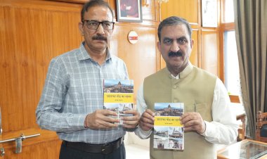 मुख्यमंत्री ने अजय पराशर की दो पुस्तकों का विमोचन किया