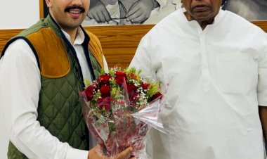 विक्रमादित्य ने आश्वासन दिया कि सरकार पार्टी के मूल सिद्धांतों पर काम करेगी.. खड़गे से मुलाकात की