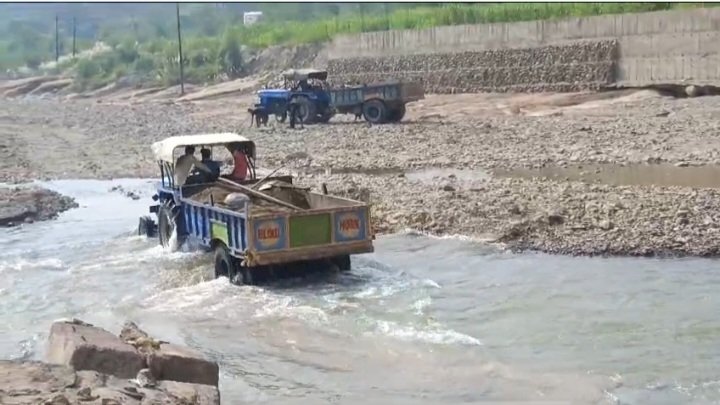 खनन माफिया के हौसले बुलंद अवैध खनन से करोडों की लागत से बने मोगीनन्द -सुकेती पुल खतरे में