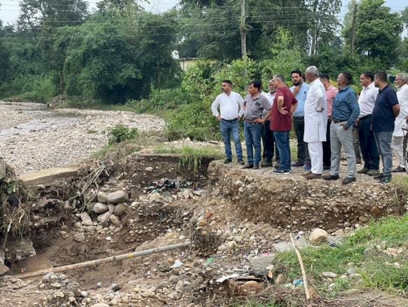 भारी बारिश से प्रभावित क्षेत्रों में त्वरित राहत, विधायक अजय सोलंकी ने प्रशासन के साथ मिलकर किए राहत कार्य