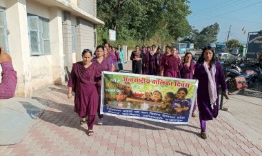 बालिका दिवस पर आंगनवाड़ी कार्यकर्ताओं ने निकाली जागरुकता रैली