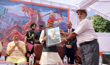 राज्यपाल ने वजीर राम सिंह पठानिया की प्रतिमा का अनावरण किया