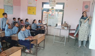 स्मार्ट क्लास रूम में एलइडी स्क्रीन पर अंग्रेजी माध्यम से शिक्षा ग्रहण कर रहे नौनिहाल