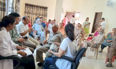 स्वास्थ्य विभाग के चिकित्सकों ने की वरिष्ठ नागरिकों के स्वास्थ्य की जांच