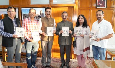 मुख्यमंत्री ने त्रिलोक सूर्यवंशी की लिखित पुस्तक ‘सेलिब्रिटीज एसोसिएटिड विद शिमला’ का विमोचन किया
