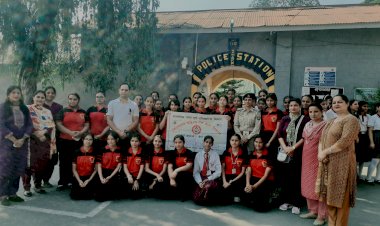 छात्राओं को दिखाई पोस्ट ऑफिस, बैंक और थाने की कार्यप्रणाली