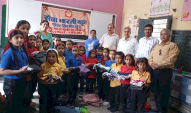 राजकीय प्राथमिक पाठशाला धौण में सेवाभारती संस्था द्वारा छात्राओं को बांटे निःशुल्क वस्त्र
