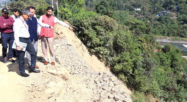 अंतर मंत्रालयीय केंद्रीय दल ने किया मंडी जिला के आपदा प्रभावित क्षेत्रों का दौरा, बरसात में हुए नुकसान का किया आकलन