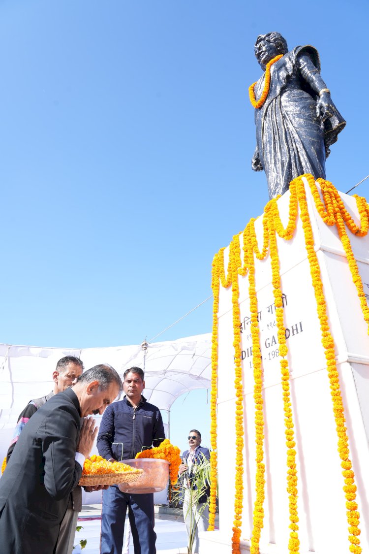 राष्ट्रीय संकल्प दिवस पर मुख्यमंत्री ने इंदिरा गांधी को पुष्पांजलि की अर्पित