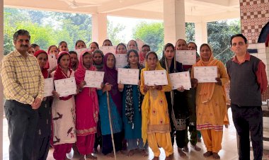 सठवीं की महिलाओं ने सीखी मशरूम की खेती