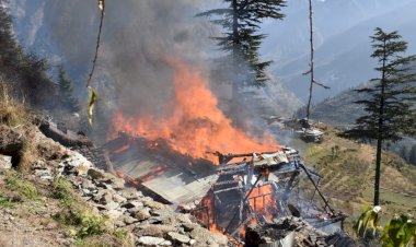 तीर्थन घाटी के परवाड़ी गांव में 18 कमरों वाला लकड़ी का मकान राख।