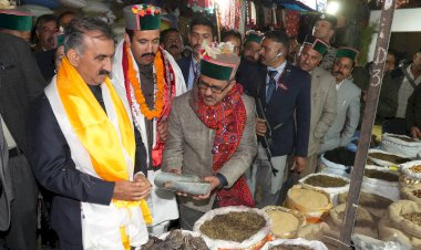 मुख्यमंत्री ने लवी मेले में ‘दोहड़ू’ और अखरोट खरीदे