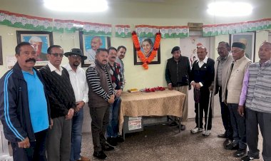 इंदिरा गांधी की जयंती पर कांग्रेस भवन में दी गई श्रद्धांजलि