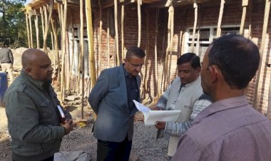 DC ने पच्छाद क्षेत्र के लझोगडी में आपदा ग्रस्त मकानो तथा उच्च विद्यालय का किया निरीक्षण