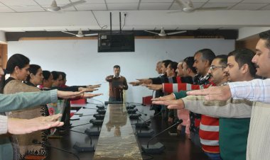 अतिरिक्त उपायुक्त ने दिलाई संविधान की शपथ