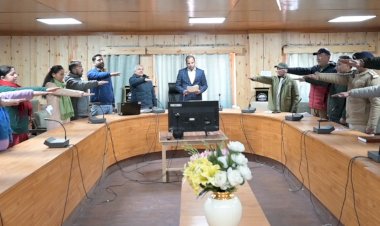 उपायुक्त ने अधिकारियों व कर्मचारियों को दिलाई संविधान के प्रति  कर्तव्यनिष्ठा बनाए रखने की शपथ