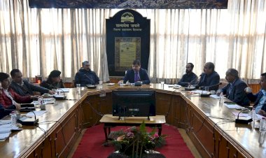 उपायुक्त की अध्यक्षता में बर्फ़बारी से निपटने की तैयारियों को लेकर बैठक आयोजित