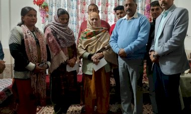 विधायक सुरेश कुमार ने दिवंगत सैनिक के परिजनों को सौंपा 7.5 लाख रुपये का चेक