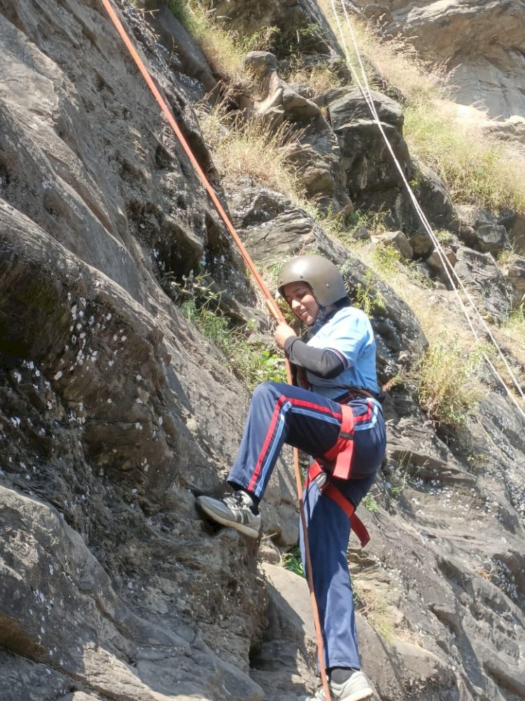 नए शिखर पर विजय: एनसीसी ने रॉक क्लाइम्बिंग कैंप में अर्जित की एक बड़ी सफलता