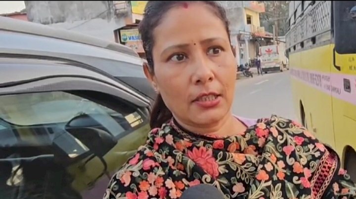 परिवहन विभाग ने की बड़ी कारवाई..... बिना कागजात चल रही स्कूल बस पर ठोका डेढ़ लाख रुपए जुर्माना साल 2012 से बिना अनुमति चल रही थी स्कूल की बस,