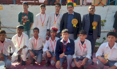 केवल पठानिया ने करेरी स्कूल के वार्षिक समारोह में मेधावी बच्चों को किया सम्मानित