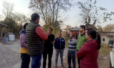 छत्तर में अवैध निर्माण को रुकवाने पहुंची अधिकारियों की टीम