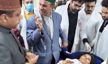 नेता प्रतिपक्ष जयराम ठाकुर आईजीएमसी पहुंचे बस हादसे के घायल लोगों का कुशलक्षेम जाना