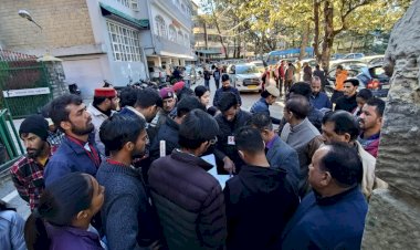 V C ऑफिस के बाहर एस एफ आई का छात्र मांगों को लेकर प्रदर्शन*