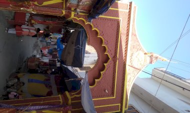 हजारों श्रद्धालु ठोकरे खा रहे हैं , मंदिर त्रिलोकपुर परिसर को जोड़ने वाली इस गली में..