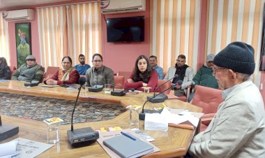 आम लोगों के कल्याण को सर्वोच्च प्राथमिकता दें अधिकारी-कर्मचारी