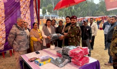 रोटरी क्लब संगिनी ने आँजी बनूना स्कूल में छात्रों बांटे स्वेटर