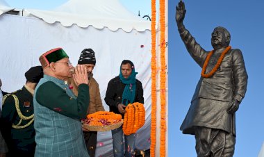 राज्यपाल ने पूर्व प्रधानमंत्री अटल बिहारी वाजपेयी को श्रद्धांजलि अर्पित की