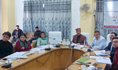 सुरेश कश्यप ने सिरमौर में केन्द्र सरकार द्वारा चलाई जा रही योजनाओं की ली समीक्षा बैठक