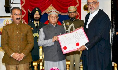 न्यायमूर्ति गुरमीत सिंह संधावालिया ने हिमाचल प्रदेश उच्च न्यायालय के मुख्य न्यायाधीश के रूप में शपथ ली.राज्यपाल ने राजभवन में दिलाई शपथ