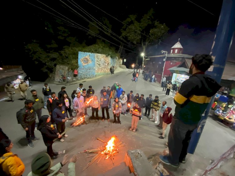 गेस्ट फैकल्टी भर्तियों के निर्णय के विरोध में विद्यार्थी परिषद ने निकाली मशाल यात्रा