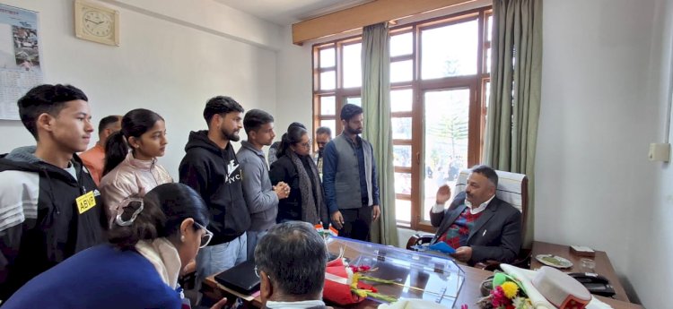 शिक्षा मंत्री रोहित ठाकुर  को सौंपा मांग पत्र - नैंसी अटल